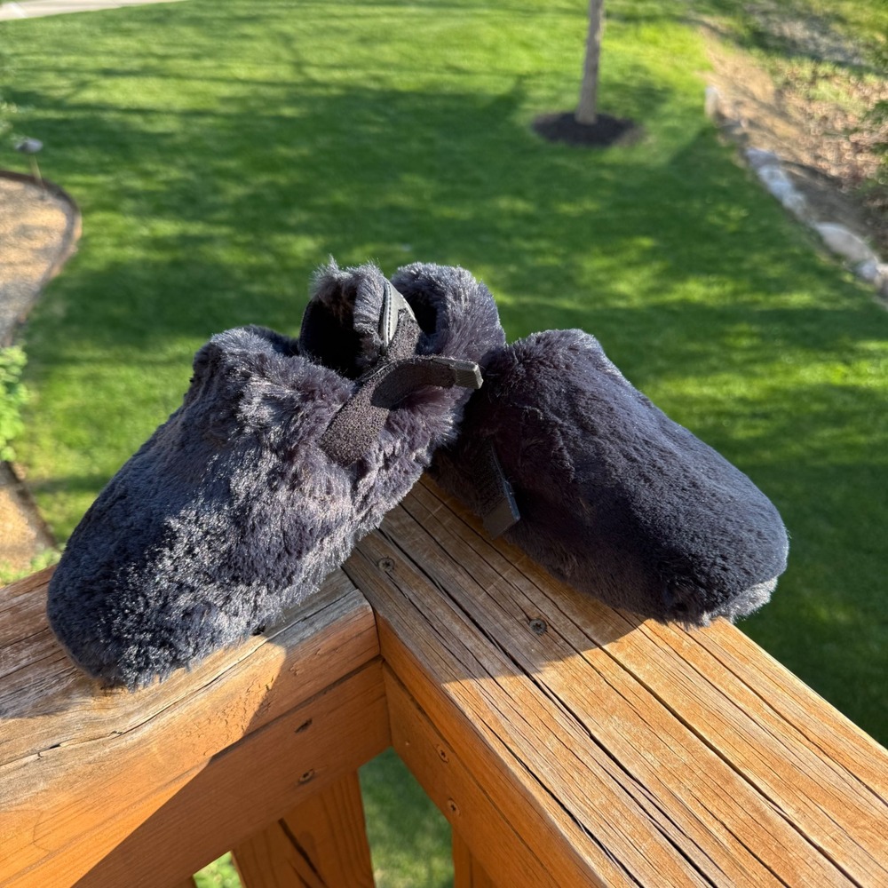 Nike Burrow Slippers Women Size 7 Black NWOT Faux Fur Zipper Pocket Lounge